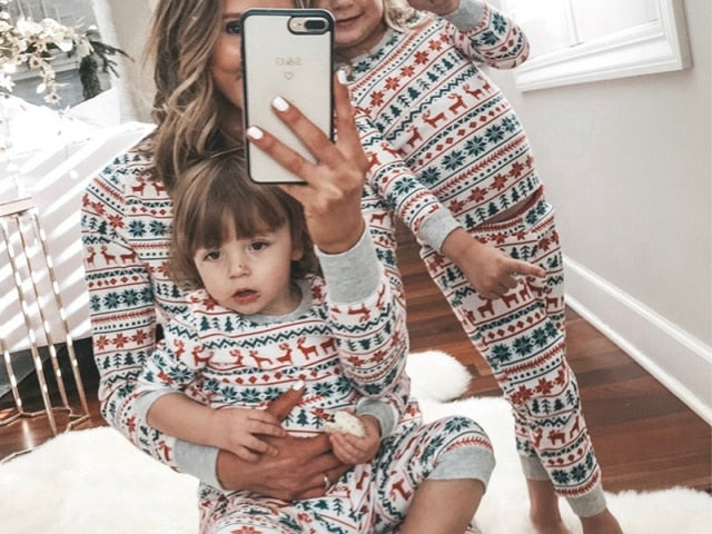 Family Christmas Pajamas Set Red Casual Loose Matching Xmas Pjs For Family Mother Father Daughter Son Sleepwear Home Wear